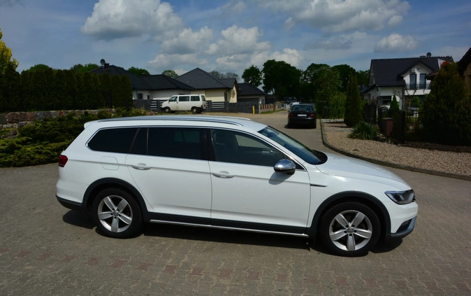 Volkswagen Passat cena 59900 przebieg: 221000, rok produkcji 2016 z Łobez małe 596